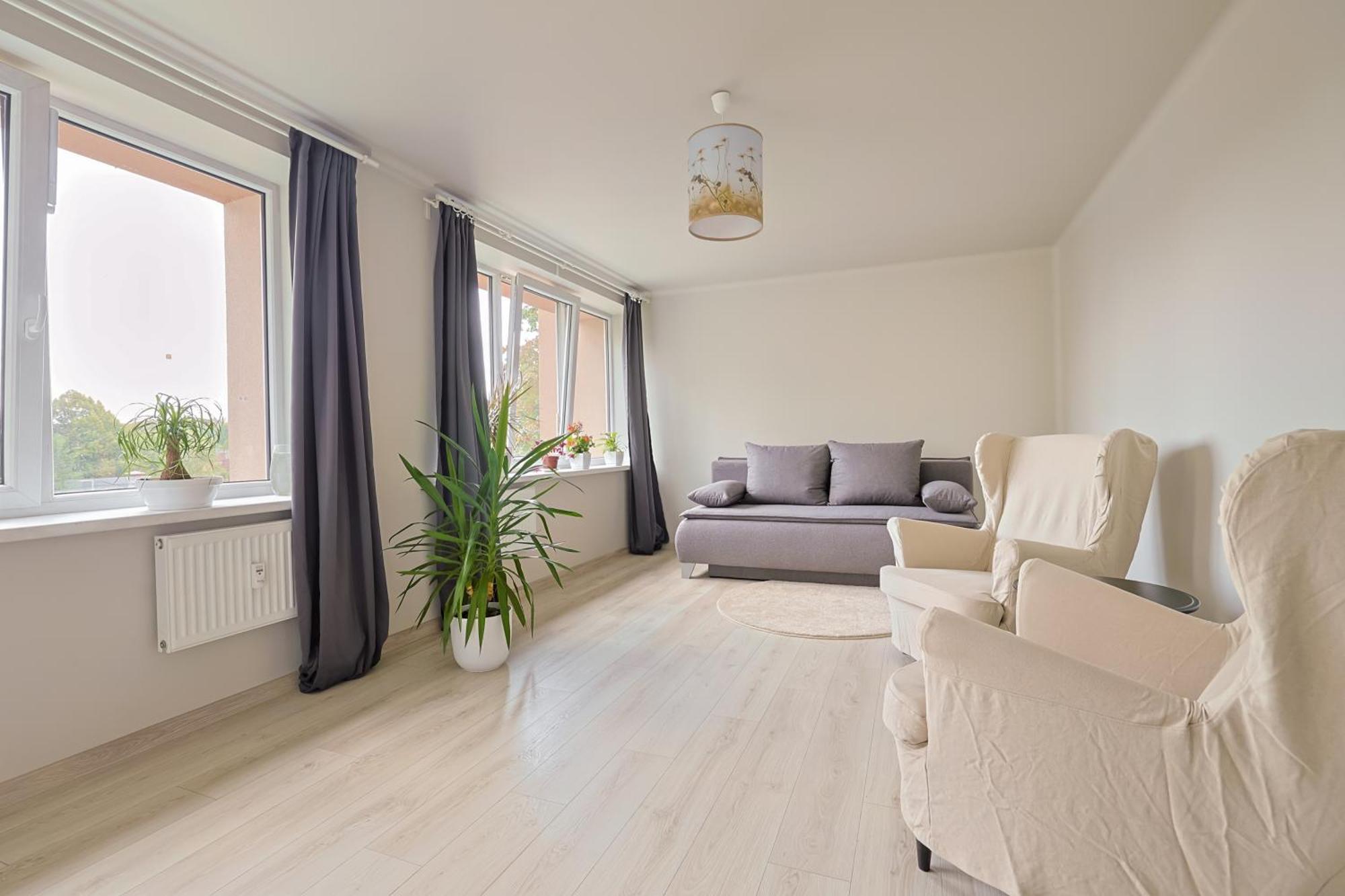 Sunny Between Airport And With 3 Bedrooms
